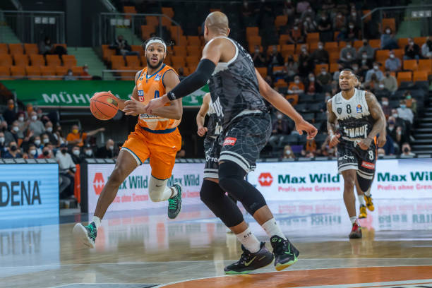 他与巴塞罗 他与巴塞罗